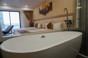 Deep Soaking Bathtub
