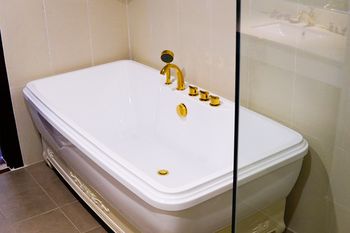 Deep Soaking Bathtub