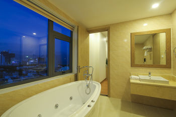 Deep Soaking Bathtub