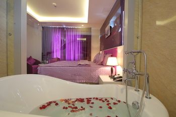 Deep Soaking Bathtub