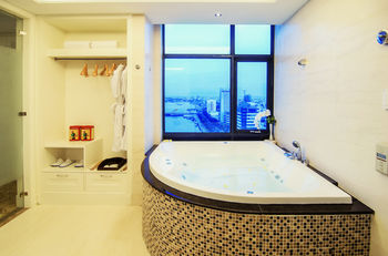 Deep Soaking Bathtub