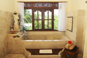 Deep Soaking Bathtub