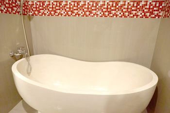 Deep Soaking Bathtub