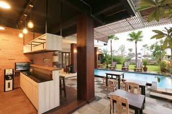 Poolside Bar