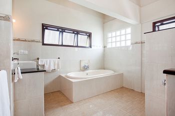 Deep Soaking Bathtub