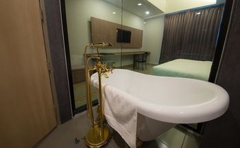 Deep Soaking Bathtub