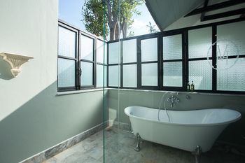 Deep Soaking Bathtub