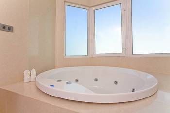 Deep Soaking Bathtub