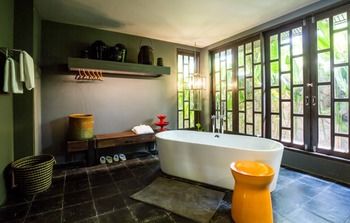 Deep Soaking Bathtub