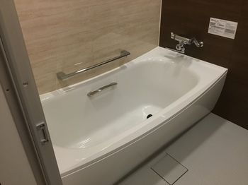 Deep Soaking Bathtub