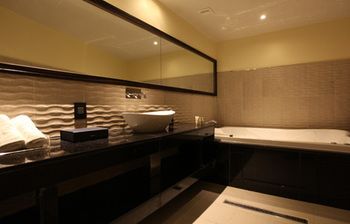 Deep Soaking Bathtub