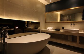 Deep Soaking Bathtub
