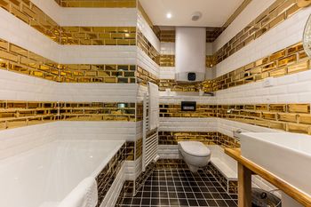 Deep Soaking Bathtub
