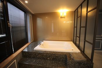 Deep Soaking Bathtub