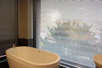 Deep Soaking Bathtub