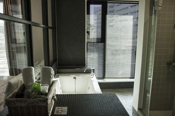 Deep Soaking Bathtub