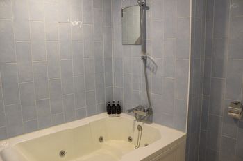 Deep Soaking Bathtub